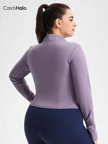 一件加大码修身运动夹克，薰衣草色立领全拉链设计，带拇指孔袖口，凸显曲线，采用柔软四向弹力吸湿排汗面料，适合健身、网球、秋冬季休闲穿着，女士修身运动休闲夹克