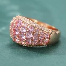 Anillo de banda ancha con micro pavé de lujo con circonita cúbica sintética rosa brillante, anillo de dedo para mujer chapado en oro rosa, joyería nupcial para compromiso, baile de graduación y fiesta de boda