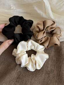 Set de 3 scrunchies de satén sedoso estilo vintage francés en negro, blanco y caqui. Accesorios de moda versátiles, elegantes y sencillos. Lazos elásticos de unicolor para uso diario, casual, fiesta, viaje, coleta, moño, lavado de cara, maquillaje, accesorio de vestimenta. Accesorios para el cabello, accesorios de Halloween.