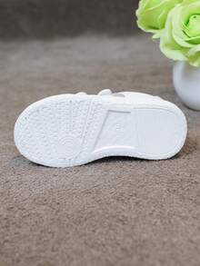 1 Pair Kids Versatile Breathable White Sneakers With Embroidered Bow, Chinese Knot Decor, Fashion Casual Flat Shoes For Girls And Boys
