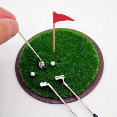 1:12 Juego de Golf en Miniatura, 7 piezas, incluye palos de golf, alfombra de césped, accesorios de casa de muñecas, decoración de casa de muñecas, accesorios de escena en miniatura, modelo de césped artificial, decoración de micro paisaje DIY, adorno coleccionable con temática deportiva, accesorios de golf, accesorios deportivos, decoración de escritorio de oficina, estilo creativo, adecuado para regalos de golf, decoración de habitación, adornos de escritorio, regalos deportivos, regalos coleccionables, regalos personalizados, regalos de cumpleaños, regalos para hombres