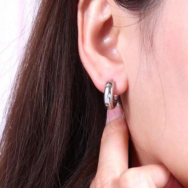 1 par de pendientes de aro con diseño hueco minimalista en forma de estrella, en color dorado y plateado, un regalo elegante y versátil