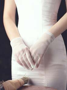 زوج من القفازات الأنيقة للعروس باللون الأبيض العاجي شبكية بسيطة، لفستان الزفاف والحفلات الرسمية وتصوير حفل الزفاف، إكسسوار أساسي لفستان الزفاف الأنيق