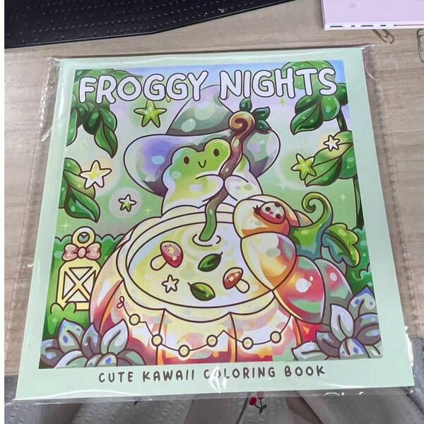 (Neue Ausgabe 2025, 24 Seiten auf dickem Perlmuttpapier) "Frosch: Ein Bilderbuch für Erwachsene und Jugendliche". Die Innenseiten zeigen glückliche Momente, perfekt für die Raumdekoration, und ein gutes Geschenk zu Halloween und Weihnachten, geeignet für Unterhaltung und Entspannung in Innenräumen.