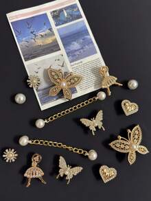 14 piezas Conjunto de accesorios de zuecos de madera (Mariposa grande de perla dorada, Chica bailarina, Mariposa de perla de rhinestone, Cadena de perlas de ABS) - Decoración desmontable DIY, Adecuado para personalizar Mary Janes, zapatos de jardín, zuecos, sandalias y zapatos de playa - Regalo perfecto para festivales, fiestas y ocasiones especiales.