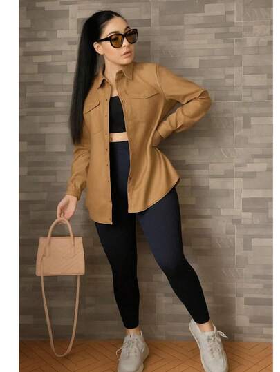 Chaqueta vinilo manga larga abotonadura, pantalon ajustado yu top