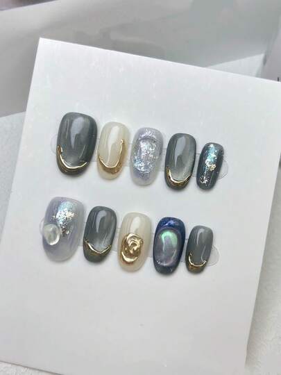 10片纯手工制作的按压式美甲贴片，蓝色猫眼图案，神秘迷人，温柔可爱，简约舒适，可拆卸重复使用，适合女性，适合度假或日常佩戴。