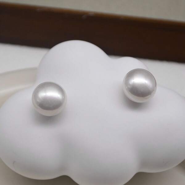 These Elegant Pearl Earrings, Designed For Women, Showcase Button-Shaped Pearls And Make An Ideal Gift For Girls. Suitable For All Seasons, They Add A Touch Of Timeless Elegance To Any Outfit.