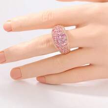 Anillo de banda ancha con micro pavé de lujo con circonita cúbica sintética rosa brillante, anillo de dedo para mujer chapado en oro rosa, joyería nupcial para compromiso, baile de graduación y fiesta de boda