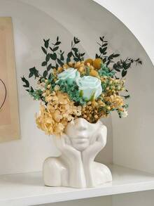 O vază cu design artistic, în formă de femeie cu mâinile care îi cuprind fața. Este simplă, dar elegantă, cu un design unic și fermecător în formă de față cu mâinile. Ideală pentru aranjarea florilor proaspete sau artificiale și poate fi folosită și pentru depozitarea cosmeticelor. Potrivită pentru decorarea camerelor de zi și a dormitoarelor pe tot parcursul anului, un element indispensabil pentru decorul zilnic al casei.