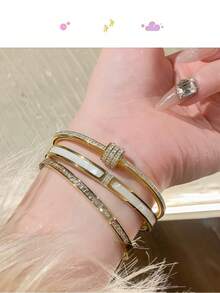 18K镀金不锈钢手链，饰以罗马数字和优雅设计——时尚饰品，男女皆宜，是节日礼物、派对配饰和休闲装扮的理想之选。 - 彩色 - 查看 4