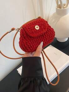 الحقيبة الصغيرة المائلة الجديدة من القطيفة عصرية وبسيطة. الحزام الكتفي غير قابل للتعديل. وهي مناسبة للتسوق والسفر. يمكن أن تستوعب بسهولة الضروريات اليومية. إنها عنصر متعدد الاستخدامات وأحد الموضة المفضلة. إنها مناسبة لمختلف الأنماط والمناسبات وتتمتع بقدرة تكيف قوية على الأنماط.