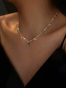 قلادة سلسلة العنق الأنيقة والفاخرة على الطراز الفرنسي الأخضر الزمردي الشكل مع شرابة من الزركونيا للنساء