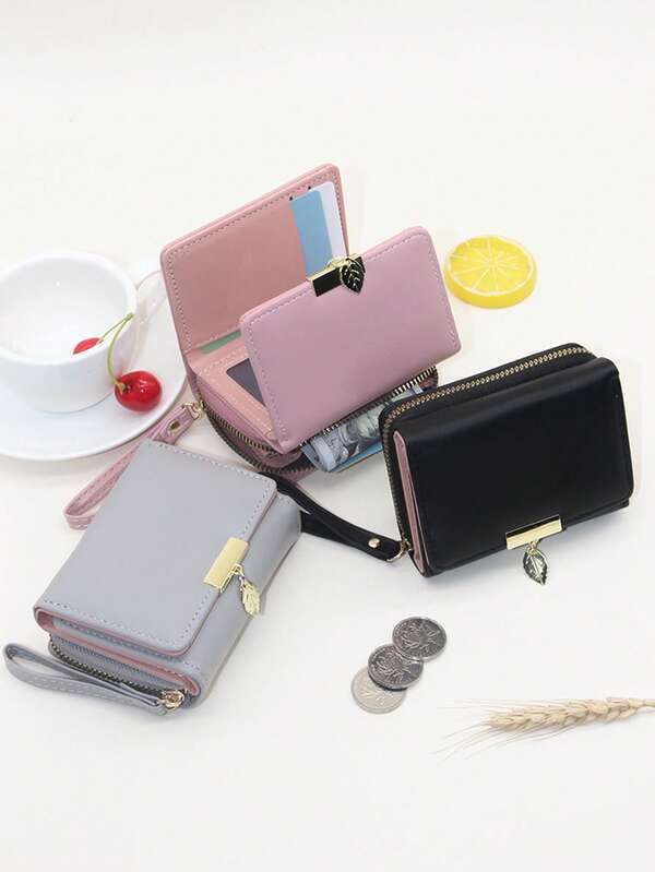 محفظة سيدات صغيرة متعددة الوظائف محمولة، مطبوعة بتصميم ثلاثي الطيات، بها تقسيمات لتعدد البطاقات ومزودة بسلسلة