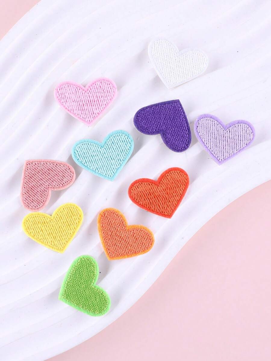 10 pièces Patchs en tissu brodés en forme de cœur, patchs décoratifs thermocollants pour vêtements, sacs, coques de téléphone, rideaux et DIY