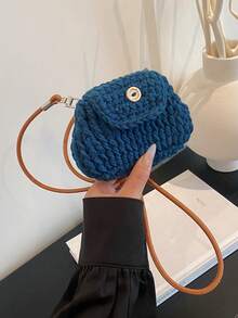 الحقيبة الصغيرة المائلة الجديدة من القطيفة عصرية وبسيطة. الحزام الكتفي غير قابل للتعديل. وهي مناسبة للتسوق والسفر. يمكن أن تستوعب بسهولة الضروريات اليومية. إنها عنصر متعدد الاستخدامات وأحد الموضة المفضلة. إنها مناسبة لمختلف الأنماط والمناسبات وتتمتع بقدرة تكيف قوية على الأنماط.