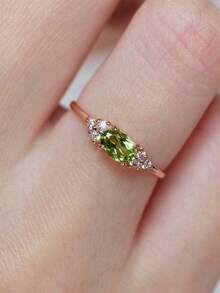 Un anillo de compromiso y boda lujoso y exquisito con una dama noble y brillante, con zirconia rosa dorada y púrpura, un regalo de cita