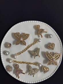 14 piezas Conjunto de accesorios de zuecos de madera (Mariposa grande de perla dorada, Chica bailarina, Mariposa de perla de rhinestone, Cadena de perlas de ABS) - Decoración desmontable DIY, Adecuado para personalizar Mary Janes, zapatos de jardín, zuecos, sandalias y zapatos de playa - Regalo perfecto para festivales, fiestas y ocasiones especiales.