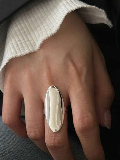 Un anillo abierto ovalado, liso y distintivo de plata, adecuado para que las damas lo usen a diario y como regalo para fiestas y reuniones