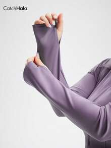 一件加大码修身运动夹克，薰衣草色立领全拉链设计，带拇指孔袖口，凸显曲线，采用柔软四向弹力吸湿排汗面料，适合健身、网球、秋冬季休闲穿着，女士修身运动休闲夹克