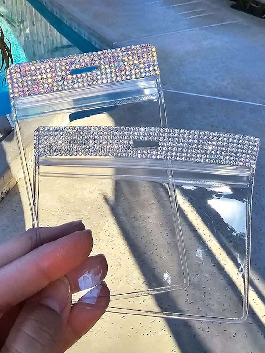 Ví đựng thẻ ID pha lê lấp lánh, thiết kế đính đá ngang và dọc, khóa kéo trong suốt, phù hợp với thẻ ID công sở/học sinh, ánh kim cương lấp lánh, chống thấm nước và trong suốt, thiết kế dày dặn, có thể niêm phong và bảo vệ danh thiếp, phù hợp với thẻ giao thông, thẻ ngân hàng, thẻ ID, nhẹ và dễ mang theo, phù hợp cho nhân viên văn phòng, có thể sử dụng trong các dịp lễ, kỷ niệm, unisex. - Nhiều màu - Xem 1