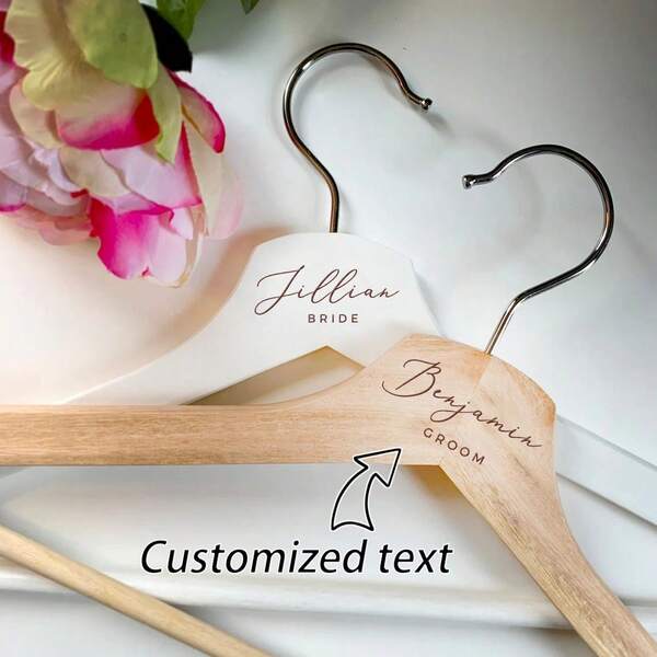 1 Pezzo di gruccia in legno personalizzata con incisione laser, gruccia per matrimonio/festa (adatta per sposa, sposo, testimoni, damigelle, regalo personalizzato), realizzata in legno di eucalipto, disponibile nei colori nero/bianco/legno naturale, design a testa piatta