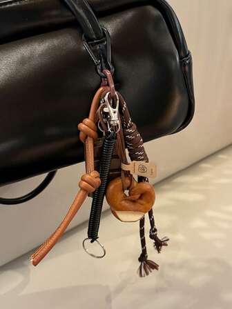 秋冬可爱碱性面包韩版ins包包挂件巧克力爬山绳钥匙扣装饰链，秋冬时尚包包挂件，包包吊坠，包包串饰吊坠，包包链条，包包链条吊饰，绳包挂件，包包串饰装饰挂件，包包装饰，钥匙扣，包包链条配饰