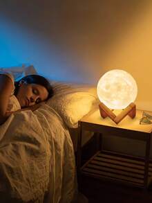 Lampada a forma di luna, luce notturna creativa per atmosfera da comodino, lampada da camera da letto con supporto in legno, luce notturna a LED per decorazione domestica, regalo di compleanno per ragazzi e ragazze, alimentata a batteria, adatta per vari tipi di stanza - regalo di compleanno e Natale