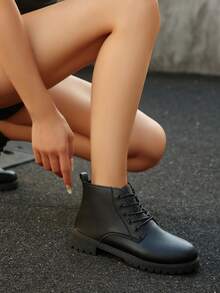女士经典简约圆头系带粗跟踝靴，复古英伦风，黑色PU材质，休闲百搭防滑平底踝靴，秋冬新款 - 黑色 - 查看 2