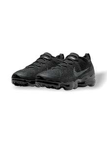 Nike AIR VAPORMAX 2023 FK 男士黑色跑鞋具有高弹性、轻盈舒适、减震性能、透气网眼鞋面和印花标志。防滑外底，易于清洁，是跑步、健身、旅行和下班后休闲的理想选择。 - 黑色 - 查看 3