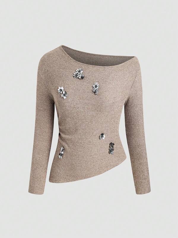 كنزة صوفية محبوكة ذات كتف واحد مزينة بزهرة ثلاثية الأبعاد مع حافة غير متماثلة مناسبة للمقاسات الكبيرة