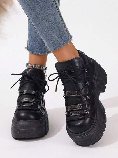 Sneaker da donna stile punk con lacci e occhielli in metallo, suola spessa