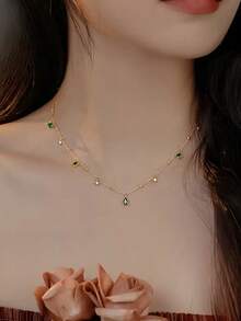 قلادة سلسلة العنق الأنيقة والفاخرة على الطراز الفرنسي الأخضر الزمردي الشكل مع شرابة من الزركونيا للنساء