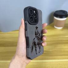 Funda de teléfono de piel sintética mate multicolor con estampado de un vaquero montando a caballo, que ofrece un buen agarre y protección contra golpes. Es resistente a la suciedad, reforzada para protección contra colisiones, antideslizante y amortiguadora de golpes, adecuada para iPhone 17 Air - Marrón - Ver 3