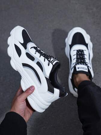 1 par de zapatillas deportivas casuales de uso diario con diseño de cordones y decoración con letras en la lengüeta, suela gruesa, puntera redonda y tela transpirable de color negro para hombres