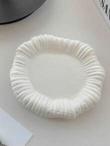 Una bandeja de joyería con forma irregular y floral, hecha a mano de cerámica cocida en horno, disponible en blanco clásico y negro elegante. Diseñada perfectamente para consolas de entrada, organiza tu joyería de manera eficiente mientras sirve como una pieza decorativa artística.