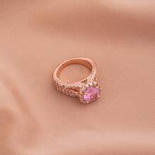 Un anillo de oro rosa brillante, un elegante anillo de oro rosa enchapado con circonita rosa redonda, un regalo de San Valentín para uso diario, un accesorio elegante y brillante de joyería