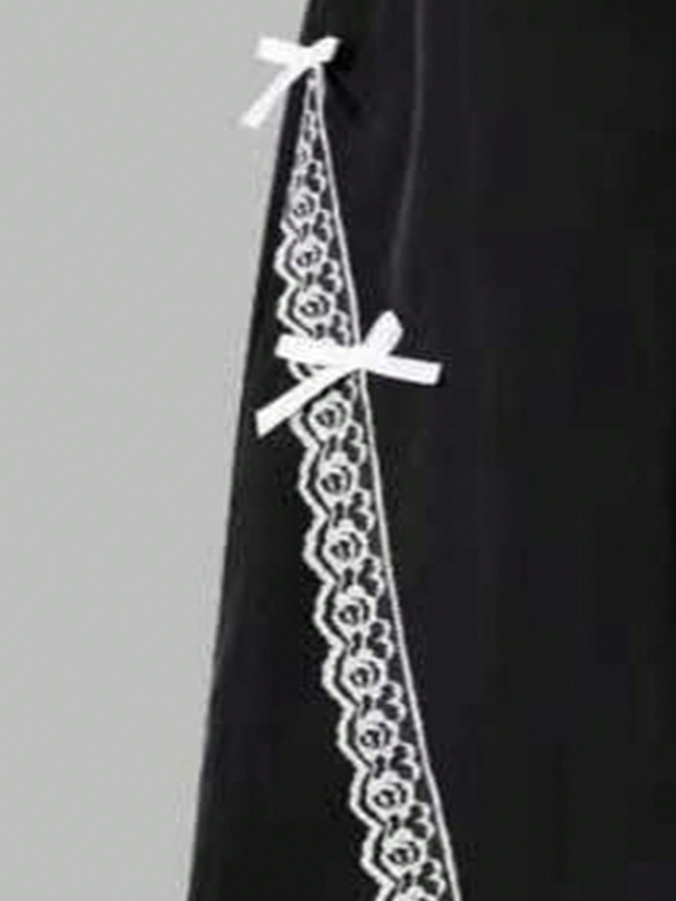 بنطلون رمادي واسع الساق مع شريط دانتيل وفيونكة، أن...