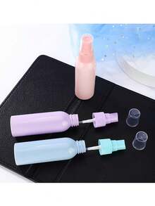 3 frascos de spray líquido recarregáveis de cores aleatórias, adequados para casa, escritório, ambientes externos e outros cenários de pulverização, especialmente adequados para viagens, bonitos e fofos, capacidade para frasco único de 2,03 oz