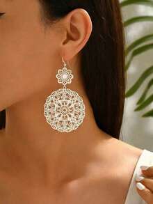 1 Pair Women's Vintage Hollow Floral Pattern Hoop Earrings, Suitable For Daily Wear And Vacation