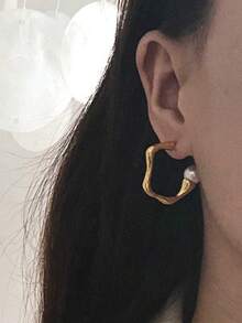 2pcs Elegant Vintage French Style Asymmetrical C-Shaped Pearl Metal Hoop Earrings, Suitable For Daily Commute And Festivals