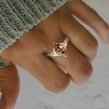 Anello di fidanzamento/matrimonio placcato in oro 18K con zirconia, design elegante e sofisticato per donna