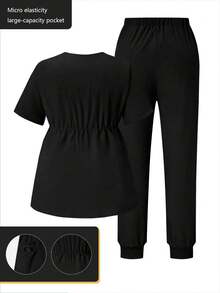 جمبسوت قصيرة كاجوال بياقة على شكل حرف V وجيب قابلة للتعديل في الخصر، بأكمام قصيرة، مناسبة لصالون التجميل ومراكز العناية الصحية والعيادات الطبية والبيطرية، طقم مكون من قطعتين - الأسود - مشاهدة 3