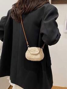 الحقيبة الصغيرة المائلة الجديدة من القطيفة عصرية وبسيطة. الحزام الكتفي غير قابل للتعديل. وهي مناسبة للتسوق والسفر. يمكن أن تستوعب بسهولة الضروريات اليومية. إنها عنصر متعدد الاستخدامات وأحد الموضة المفضلة. إنها مناسبة لمختلف الأنماط والمناسبات وتتمتع بقدرة تكيف قوية على الأنماط.