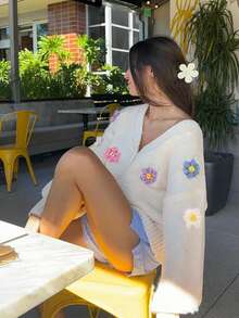 Pull d'automne/hiver pour femme Joy - Nouveau style , hauts basiques polyvalents et doux. Cardigan tricoté main avec boutons, col en V et fleurs 3D. Idéal pour le bureau, la sortie, les fêtes et le Nouvel An