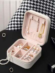1 pieza Estuche de joyería portátil Pequeñas cajas de joyería para mujeres Organizador de joyas simple para el hogar Organizador de viaje Caja de almacenamiento mini fina para joyas de viaje Estuche con cremallera para pendientes, anillos, collares, pulseras Bolsa de maquillaje portátil Bolsa de cosméticos linda Artículos esenciales de vuelta al colegio Regalos inolvidables para Pascua Regalos para damas de honor y artículos esenciales de verano para viajes Accesorios de viaje