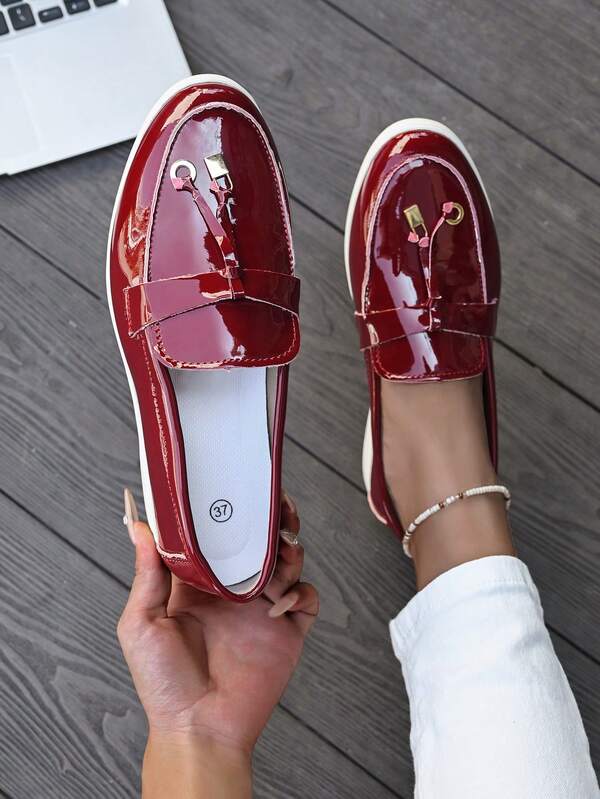 Mocassins femininos com borlas em dois tons, preto e branco - sapatilhas confortáveis e casuais, calçados estilosos para o dia a dia