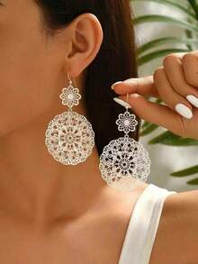 1 Pair Women's Vintage Hollow Floral Pattern Hoop Earrings, Suitable For Daily Wear And Vacation