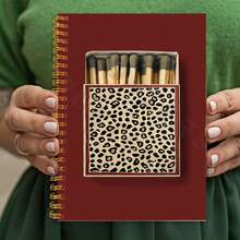 1 szt. Czerwony spiralny notes z nadrukiem w panterkę i wzorem pudełka zapałek – 14,2 x 21 cm, 50 kartek – idealny do pracy, nauki i na prezent – modne artykuły biurowe i szkolne, uroczy notes