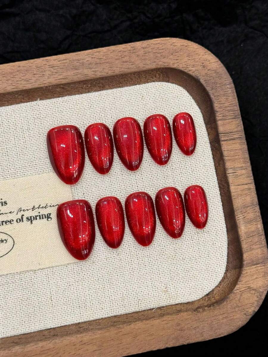 10 pièces d'autocollants pour ongles courts en forme d'amande faits à la main, art d'ongles minimaliste rouge pailleté avec perles de verre effet œil de chat glacé, ongles d'automne et de Noël élégants et de luxe avant-gardistes, convenant pour les fêtes, le quotidien, les rendez-vous, la plage, les vacances tropicales, l'art des faux ongles DIY, fournitures d'ongles cadeau pour les femmes et les filles, faux ongles à coller faits à la main - Rouge - Voir 1
